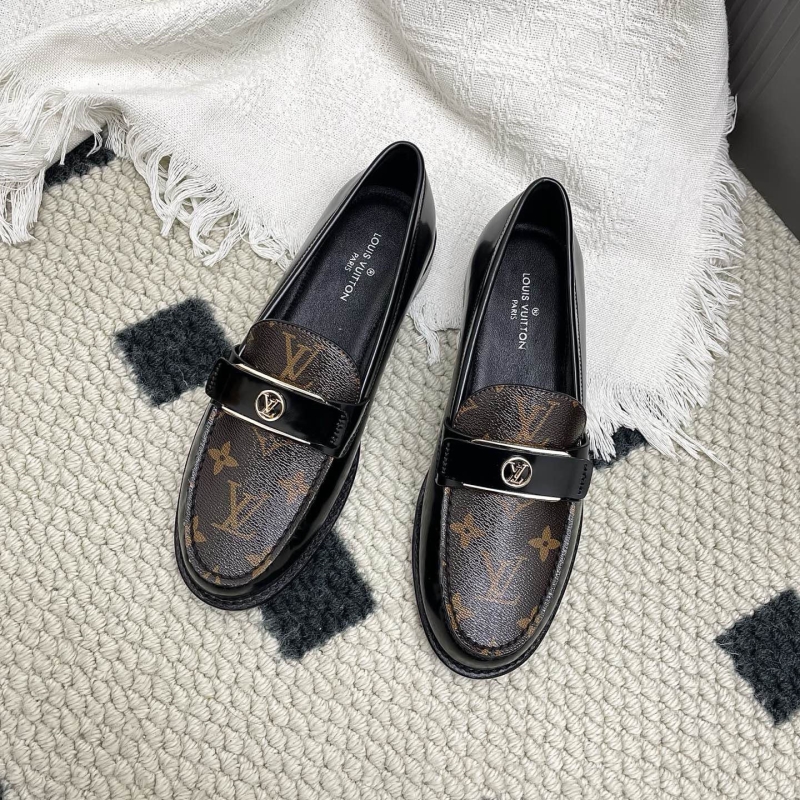 l0vis Vvtt0n loafers